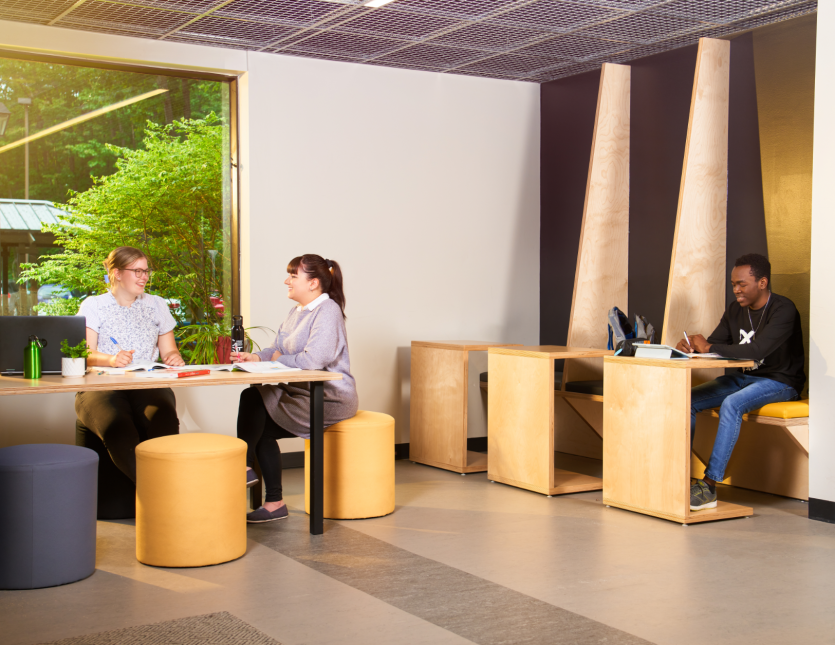 Étudiants en salon